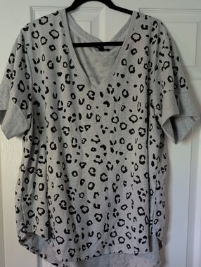 Relaxed V-Neck Leopard Print Tunic in Light Gray